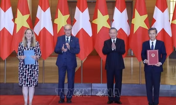 Tổng Bí thư, Chủ tịch nước Tô Lâm và Tổng thống Thụy Sĩ chứng kiến trao văn kiện hợp tác 