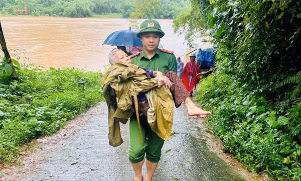 Kịp thời đưa cụ bà 93 tuổi qua sông cấp cứu giữa lúc mưa lũ gây chia cắt