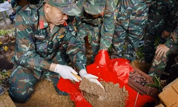 Quy tập 10 hài cốt liệt sĩ tại Điện Biên Phủ