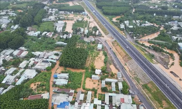 Lực lượng chức năng xuyên đêm hỗ trợ dân vùng ngập ở Đồng Nai