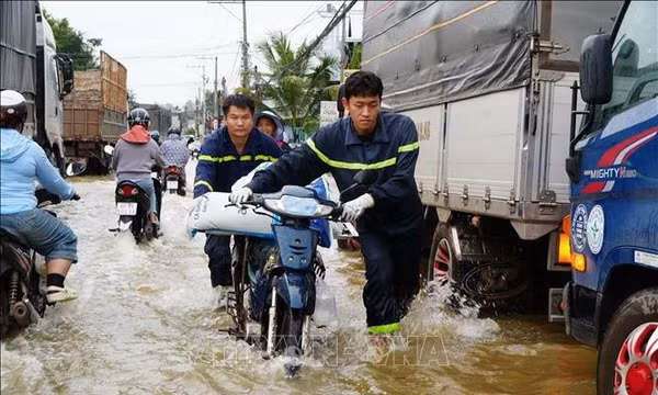 Đồng Nai: Hàng trăm cán bộ, chiến sĩ giúp dân khắc phục hậu quả mưa lũ