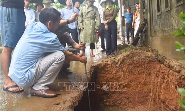 Quảng Trị: Lấp cát hố sụt lún để đảm bảo an toàn cho người dân