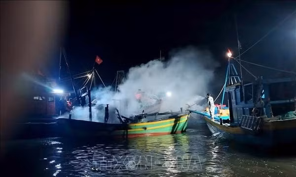 Cháy rụi tàu cá đang xuất bến, 2 thuyền viên nhảy xuống biển