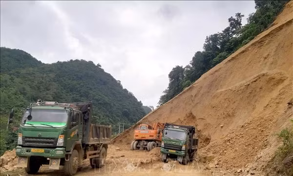 Thông tuyến tỉnh lộ 543C sau 1 tuần núi Pù Nứa Bàn sạt lở gây chia cắt