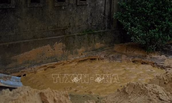 Quảng Trị: Lấp cát hố sụt lún để đảm bảo an toàn cho người dân