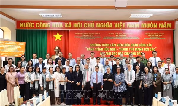 Lãnh sự quán các nước châu Á tham gia 'Hành trình hữu nghị - Thành phố mang tên Bác'