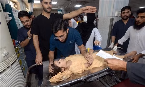 70 người thương vong trong vụ sập mái trường học tư thục ở Pakistan