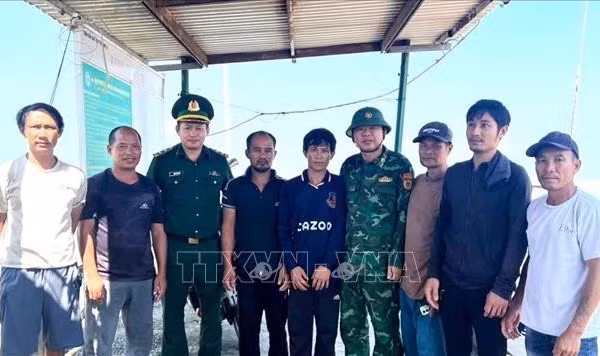 Tàu cá bốc cháy trên biển, 5 ngư dân may mắn được cứu sống
