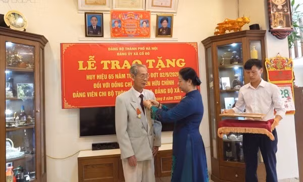 Tấm Huy hiệu Đảng và những lời thề theo năm tháng