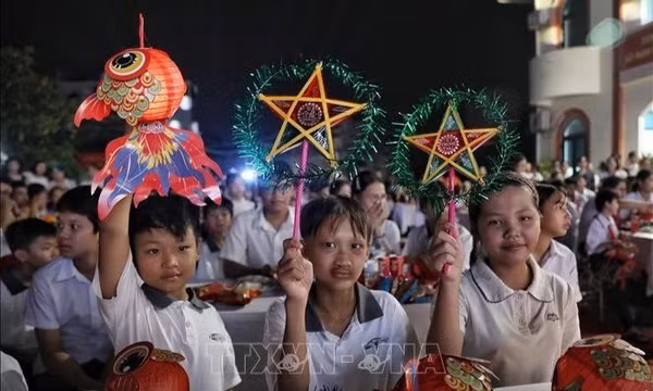 Ấm áp 'Đêm hội trăng rằm' dành cho trẻ em có hoàn cảnh đặc biệt