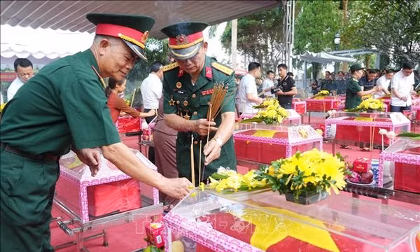 Đón các anh về trong vòng tay nhân dân