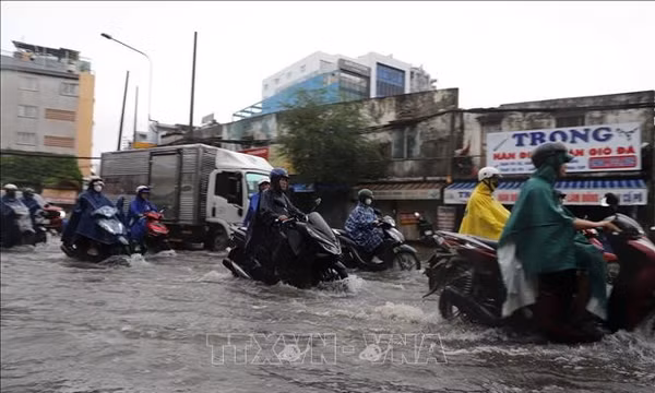 TP Hồ Chí Minh tiếp tục mưa lớn, nguy cơ ngập gia tăng do triều cường