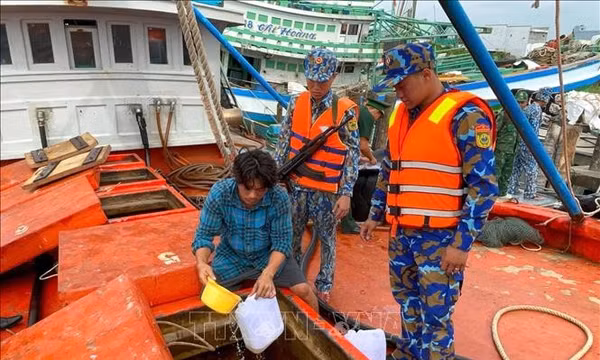 Phát hiện hơn 40.000 lít dầu không rõ nguồn gốc trên biển