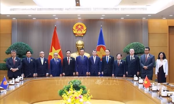 Thủ tướng tiếp Trưởng đoàn các nước ASEAN dự hội nghị hợp tác đấu tranh với tội phạm truy nã