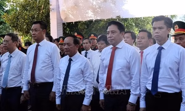Trưởng Ban Tuyên giáo Trung ương dâng hương tại Nhà lưu niệm Huỳnh Thúc Kháng