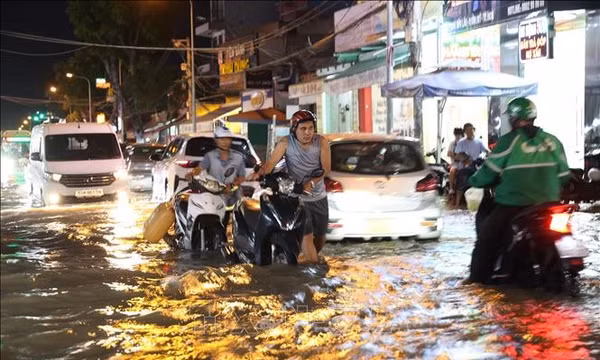 TP Hồ Chí Minh: Triều cường dâng cao gây ngập sâu nhiều tuyến đường