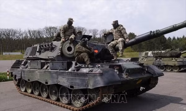 Các nước NATO tiếp tục chuyển giao xe tăng cho Ukraine