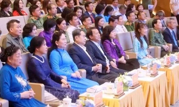 Chủ tịch Quốc hội dự Chương trình nghệ thuật 'Kết nối yêu thương'