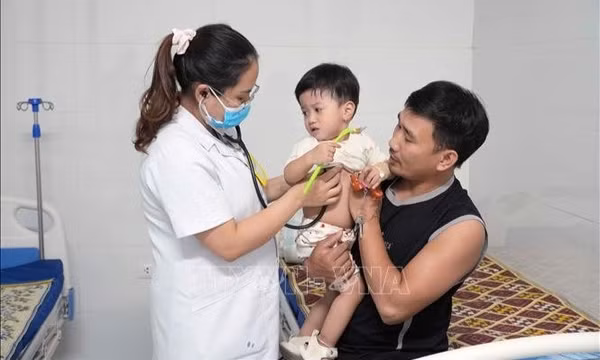 Gia tăng trẻ nhập viện do bệnh nhiễm khuẩn hô hấp khi giao mùa