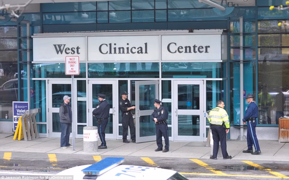 Nhìn lại cuộc vây bắt kịch tính hung thủ vụ Boston ảnh 14