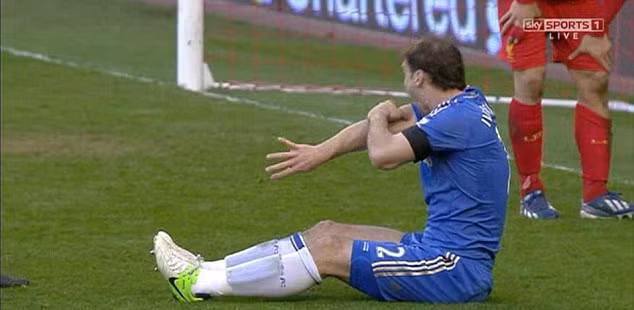 Cầu thủ Luis Suarez tức tối cắn tay hậu vệ Chelsea ảnh 3