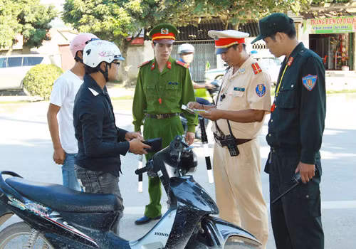 Không dừng xe đang lưu thông để kiểm tra “chính chủ” ảnh 1