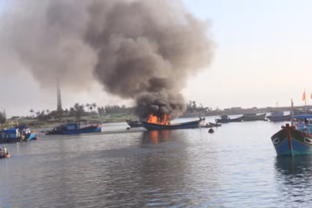 Cháy tàu cá tại Quảng Ngãi, thiệt hại 2 tỷ đồng ảnh 1