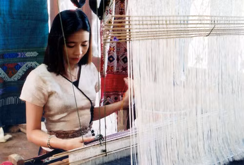 Dệt lụa một nét văn hóa Lào ảnh 1