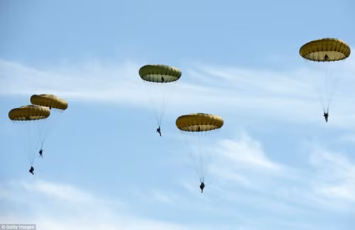 Lính Anh, Pháp nhảy dù rợp trời như trong D-Day ảnh 6