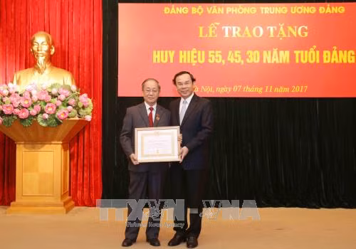 Trao Huy hiệu Đảng cho các đảng viên thuộc Đảng bộ Văn phòng Trung ương ảnh 1