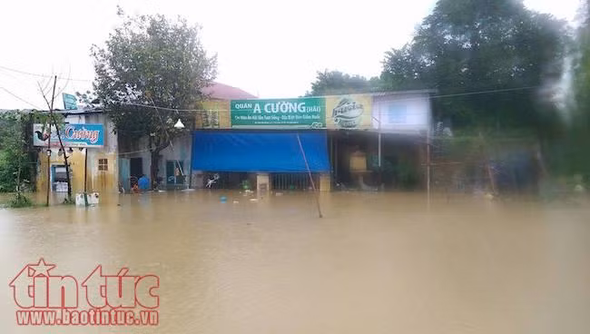 Thành phố Huế ngập chìm trong biển nước do mưa kết hợp xả lũ ảnh 7