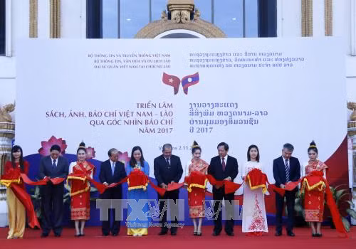Triển lãm sách, ảnh, báo chí Việt Nam - Lào qua góc nhìn báo chí ảnh 1
