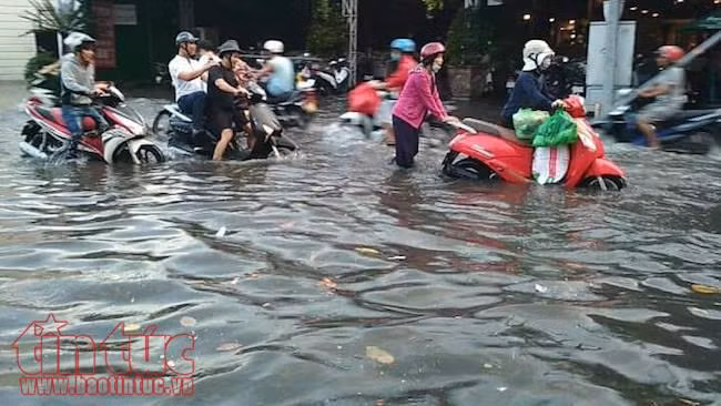 Nhiều tuyến đường TP Hồ Chí Minh lại ngập sâu sau cơn mưa lớn ảnh 2