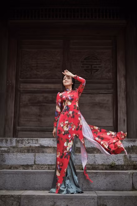 Quán quân Sao Mai 2017 Sèn Hoàng Mỹ Lam gợi cảm với áo dài ảnh 3