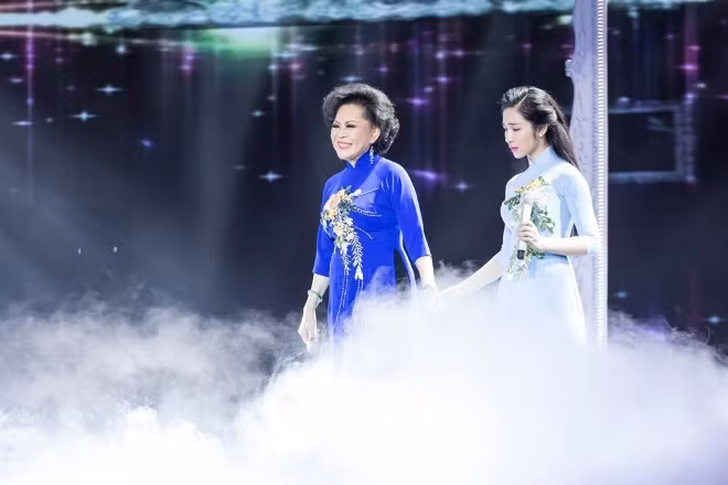 Hòa Minzy trở thành phiên bản thanh xuân của 'Nữ hoàng sầu muộn' Giao Linh ảnh 4