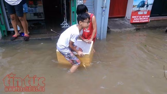 Thành phố Huế ngập chìm trong biển nước do mưa kết hợp xả lũ ảnh 12
