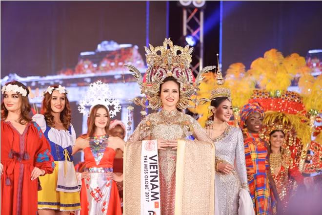 Đỗ Trần Khánh Ngân đăng quang Miss Globe 2017, Việt Nam có Hoa hậu Quốc tế đầu tiên ảnh 1