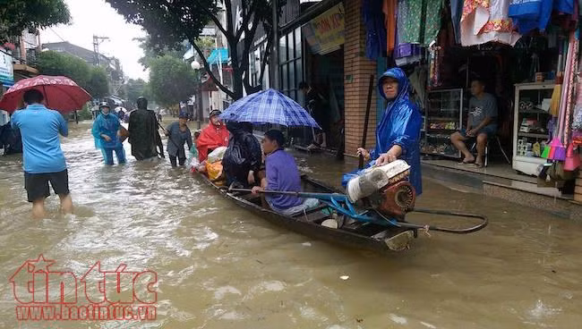 Thành phố Huế ngập chìm trong biển nước do mưa kết hợp xả lũ ảnh 10