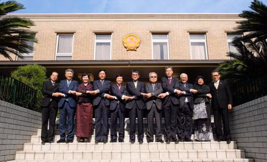 Ngoại trưởng Nhật Bản thảo luận với đại sứ các nước ASEAN về APEC ảnh 2