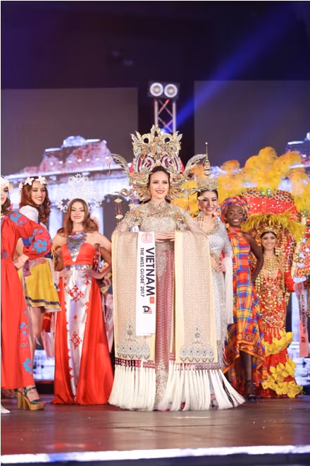 Đỗ Trần Khánh Ngân đăng quang Miss Globe 2017, Việt Nam có Hoa hậu Quốc tế đầu tiên ảnh 7