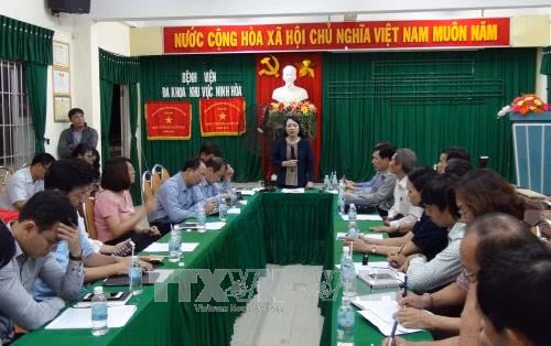 Bộ trưởng Y tế thị sát công tác phòng chống dịch bệnh sau bão 12 tại Khánh Hòa ảnh 1