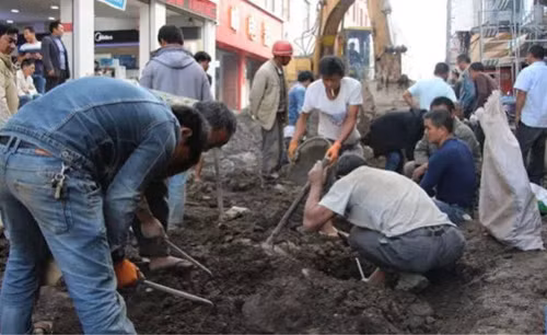 Người dân thi nhau mang xẻng đào đường đang bảo trì vì lý do bất ngờ ảnh 1