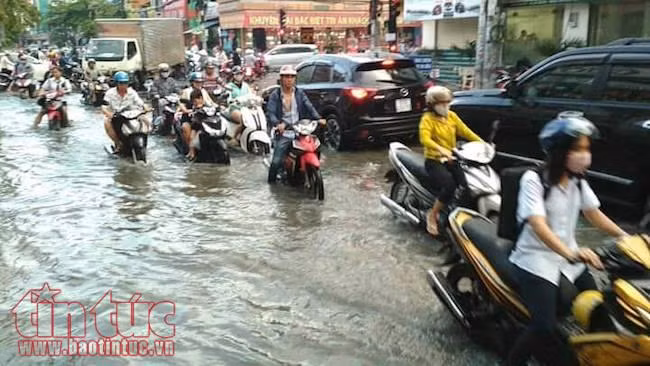 Nhiều tuyến đường TP Hồ Chí Minh lại ngập sâu sau cơn mưa lớn ảnh 8
