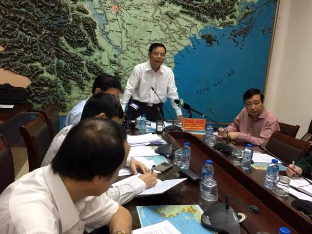 Họp khẩn cấp ứng phó với cơn bão số 12 và mưa lũ miền Trung ảnh 1