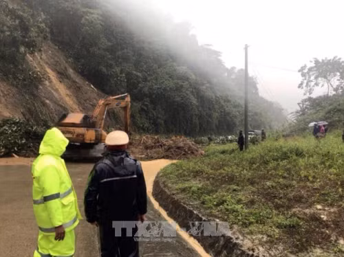 Kon Tum: Tập trung khôi phục các tuyến đường sạt lở do mưa bão số ảnh 1