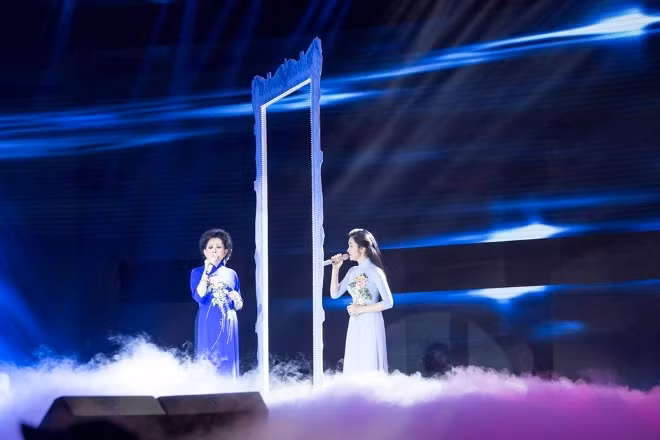 Hòa Minzy trở thành phiên bản thanh xuân của 'Nữ hoàng sầu muộn' Giao Linh ảnh 3