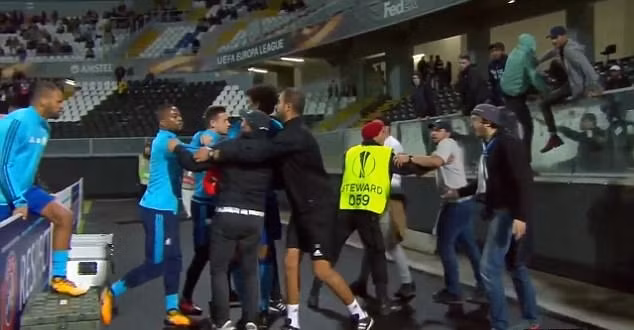 Clip hậu vệ Patrice Evra tái hiện cú kungfu ‘thương hiệu’ Cantona ảnh 2