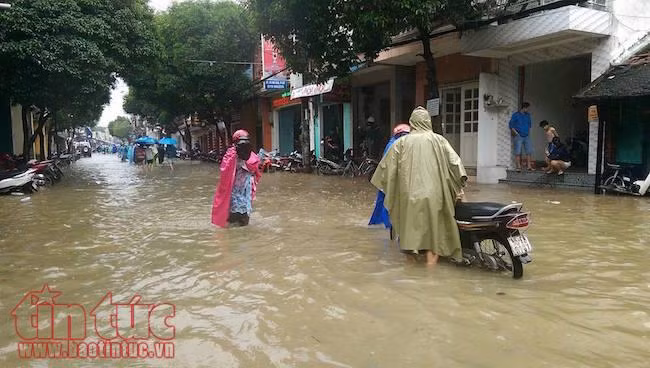 Thành phố Huế ngập chìm trong biển nước do mưa kết hợp xả lũ ảnh 11