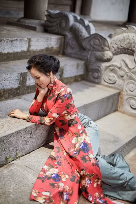 Quán quân Sao Mai 2017 Sèn Hoàng Mỹ Lam gợi cảm với áo dài ảnh 2