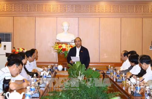 Thủ tướng lội nước, thị sát tình hình ngập lụt tại Khu phố cổ Hội An ảnh 4